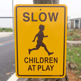 Jowanyo Slow Down Children at Play sign close-up graphics emphasize UV ink for outdoor durability.