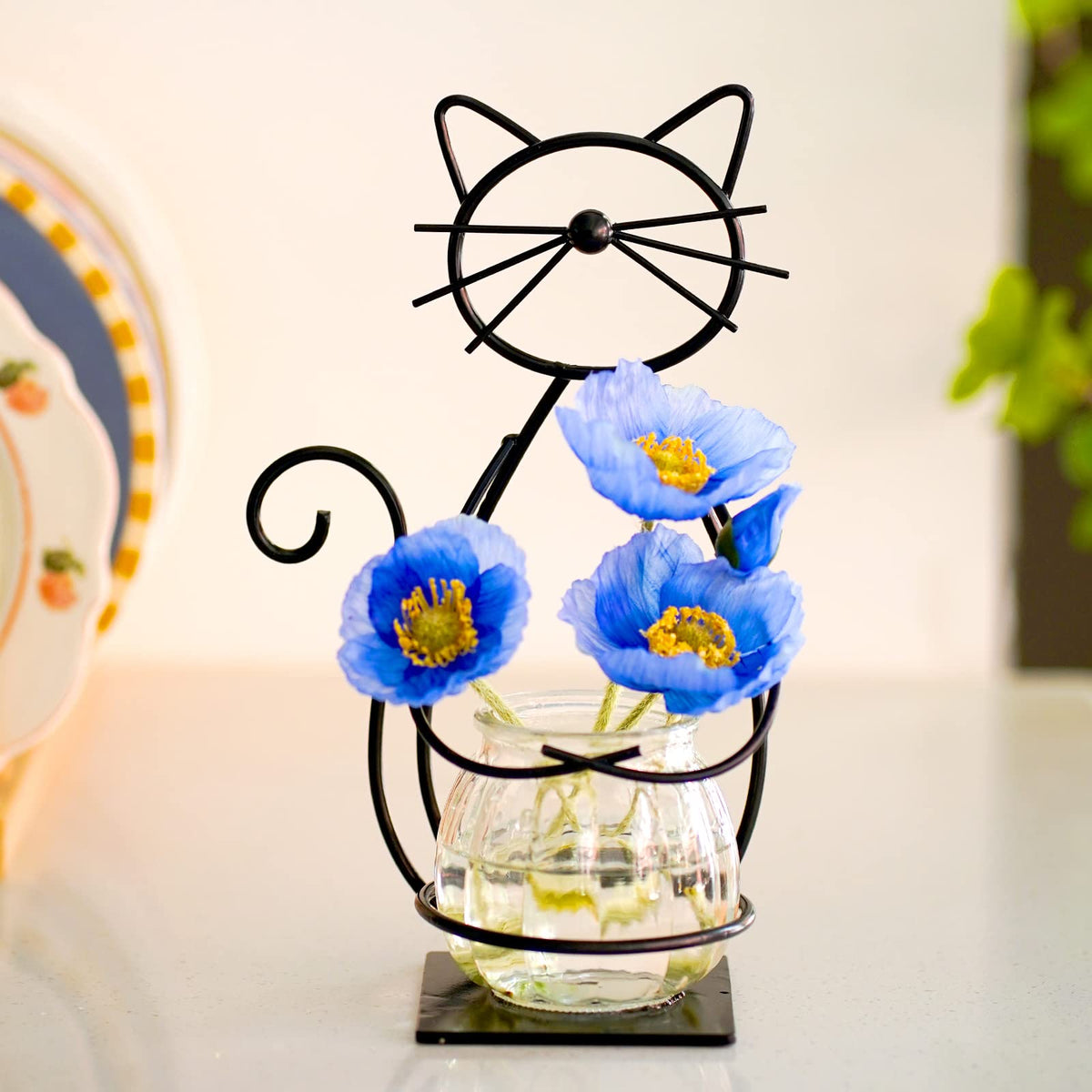 Joyathome vase removal feature lets you swap plants without effort.