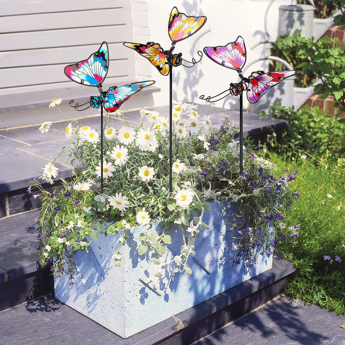 Juegoal UV-coated weatherproof stake withstands sun and rain outdoors.