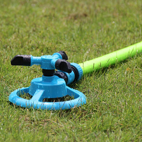 Kadaon lawn sprinkler packaging highlights easy setup and plug-and-play.