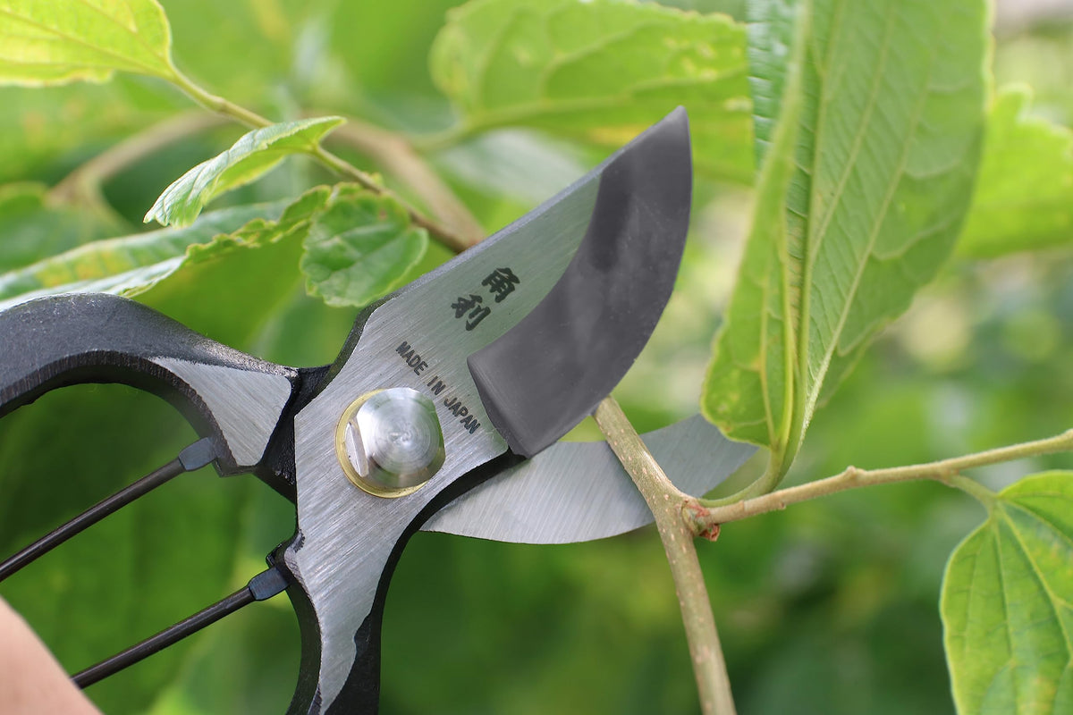 KAKURI natural leather sheath protects blade and stores safely.