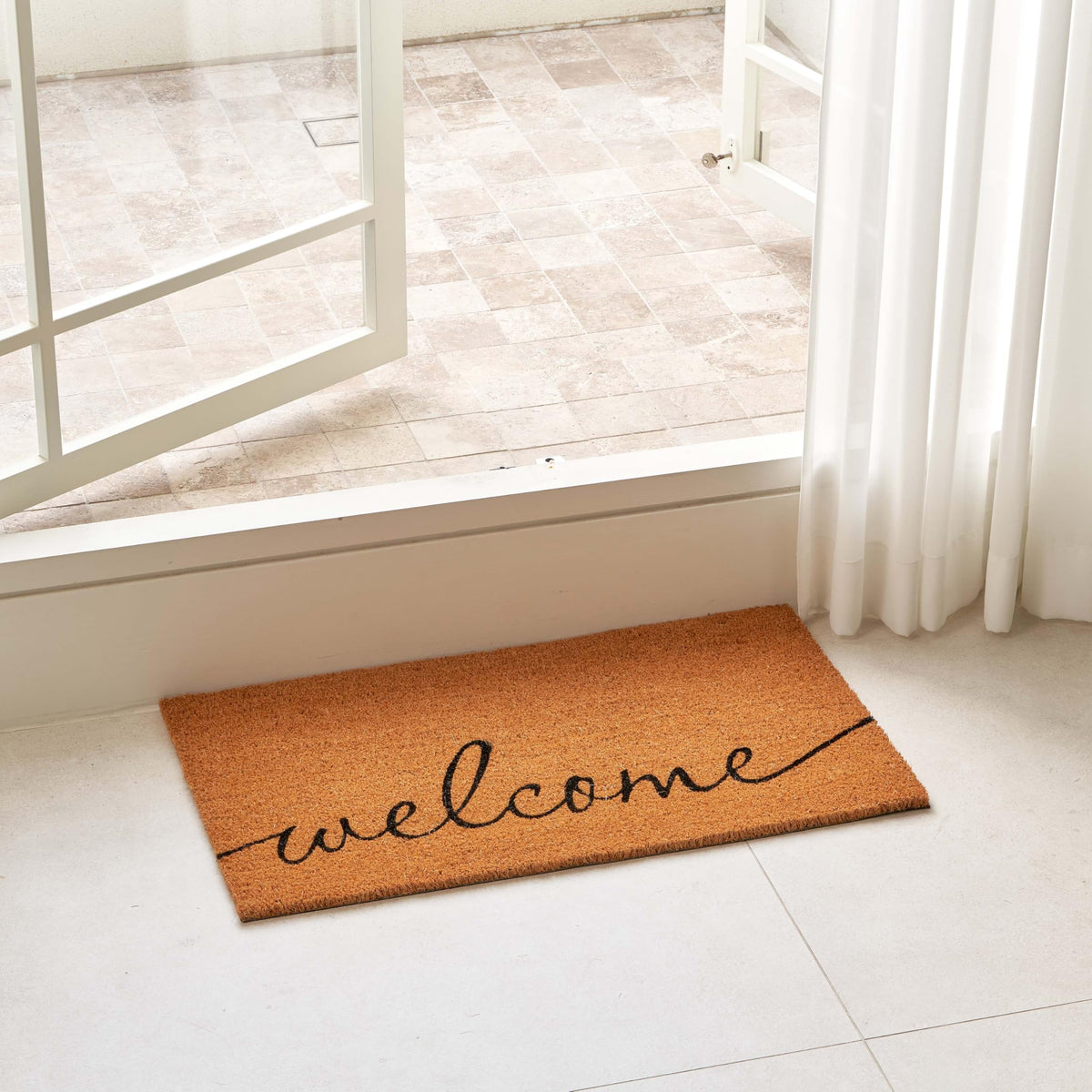 KANKUN coco coir texture demonstrates dirt-scraping capability at doorstep.
