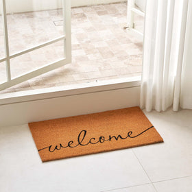 KANKUN coco coir texture demonstrates dirt-scraping capability at doorstep.