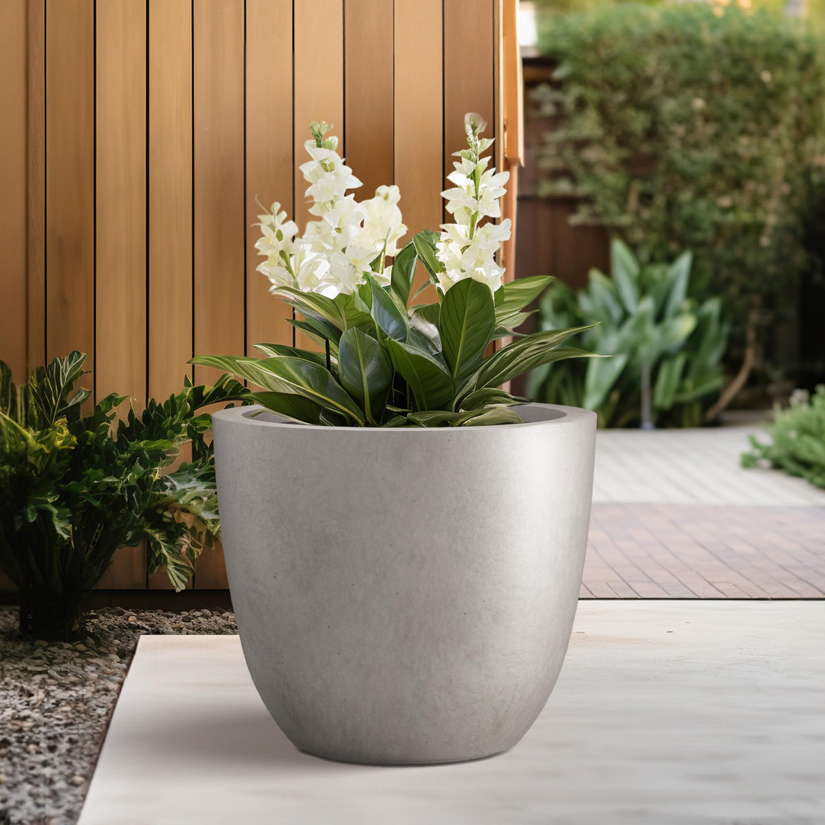 Kante planter with rubber plug supports clean indoor use and leak-free watering