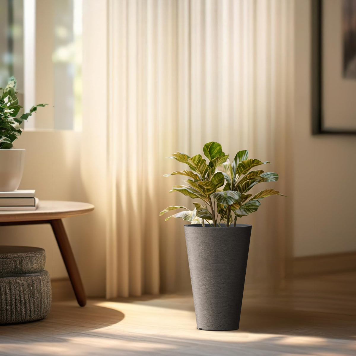 Kante planter with integrated inner-pot handle for easy maintenance.
