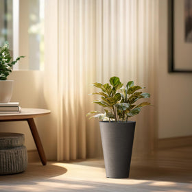 Kante planter with integrated inner-pot handle for easy maintenance.