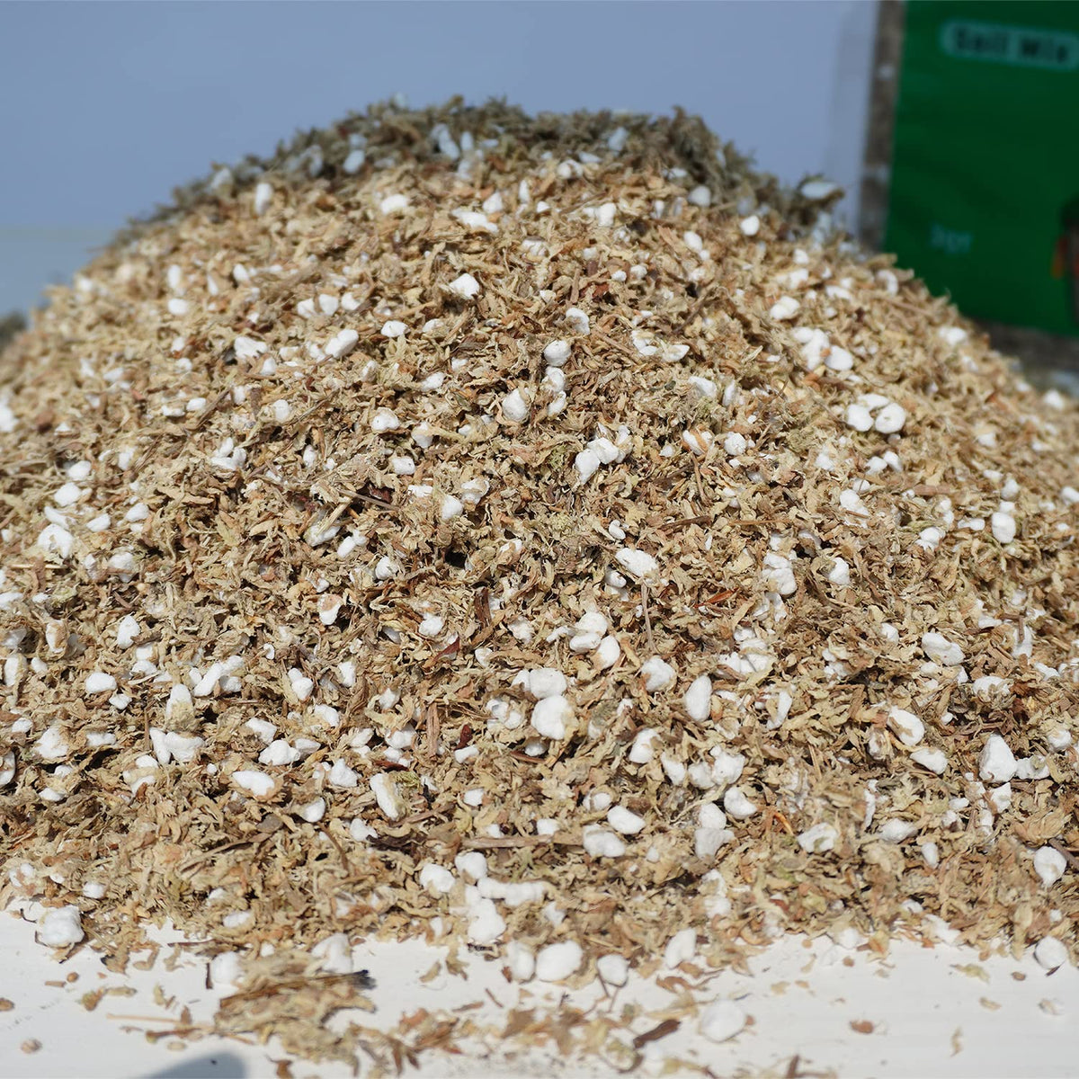 Kapecute peat moss chips provide moisture retention for humidity-loving plants.