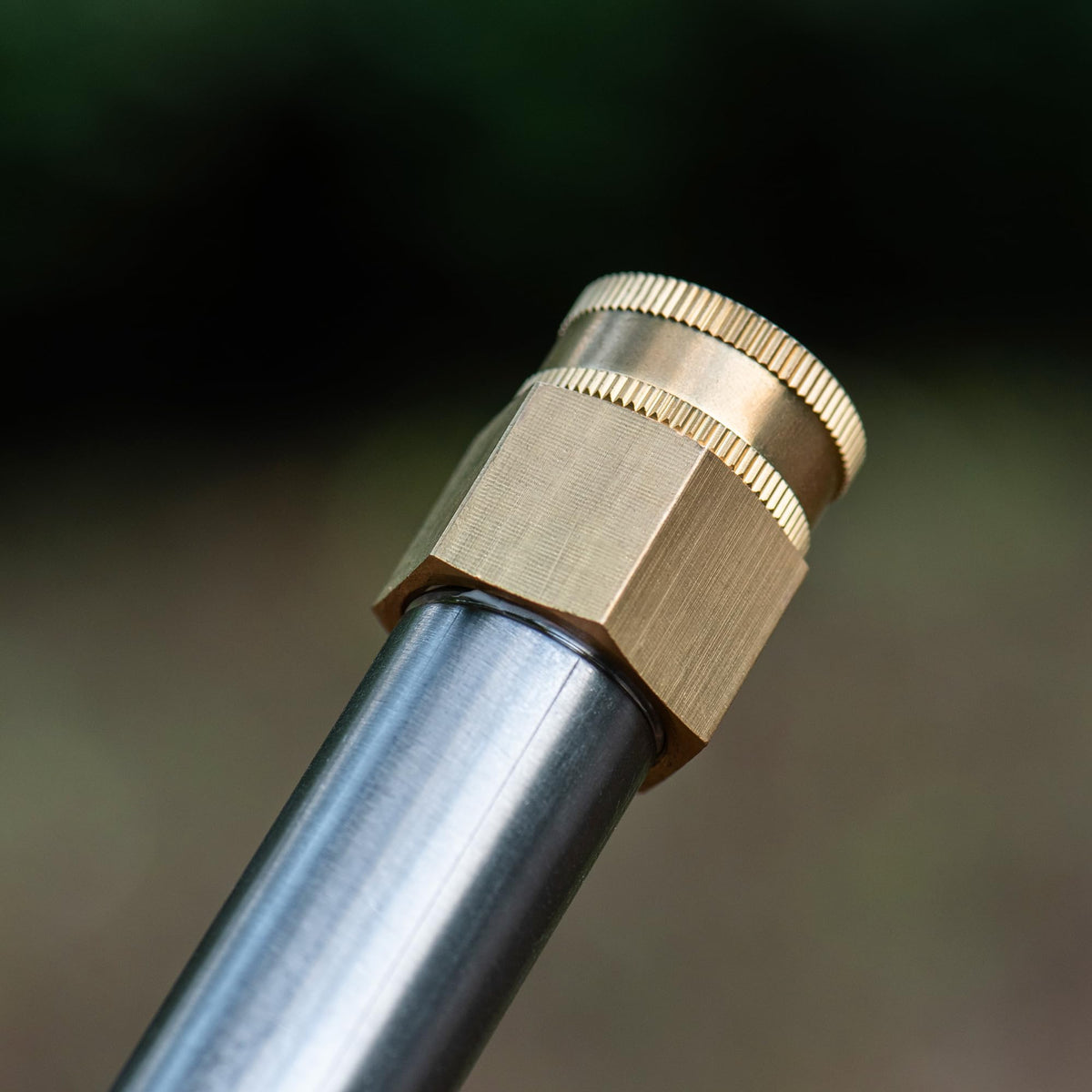 Rust-resistant brass construction ideal for durable outdoor irrigation.