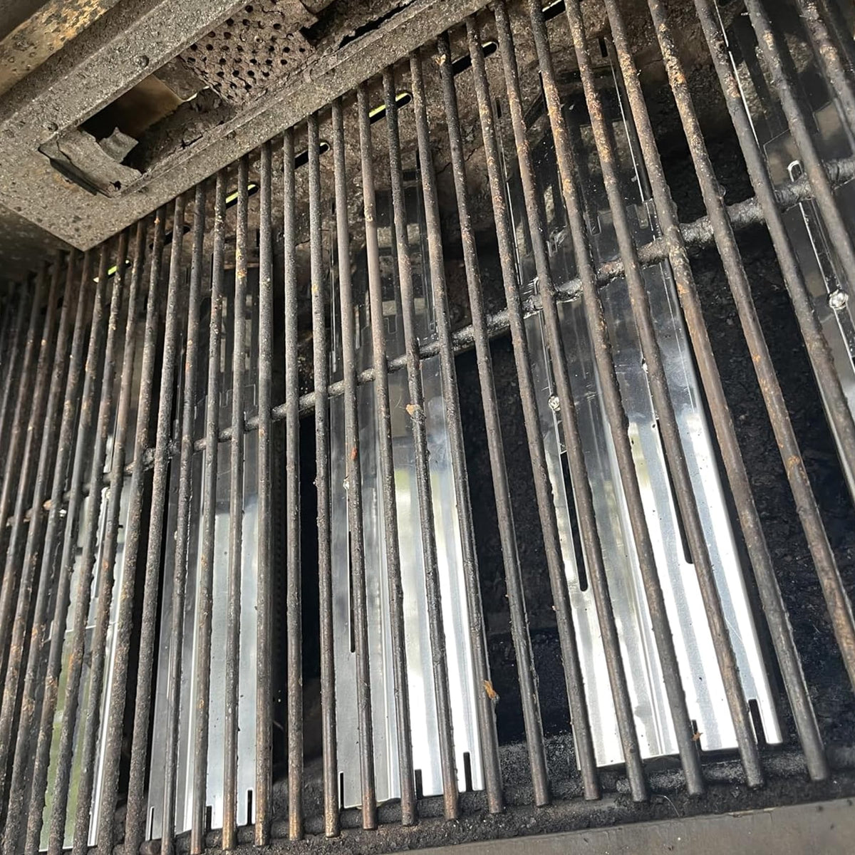 KEESHA stainless-steel heat plates resist corrosion for durable grilling.
