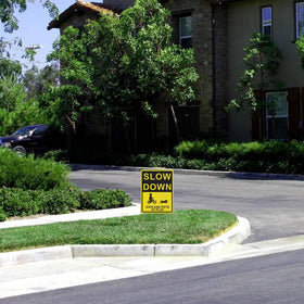 Kichwit waterproof corrugated plastic signs withstand rain and outdoor use.
