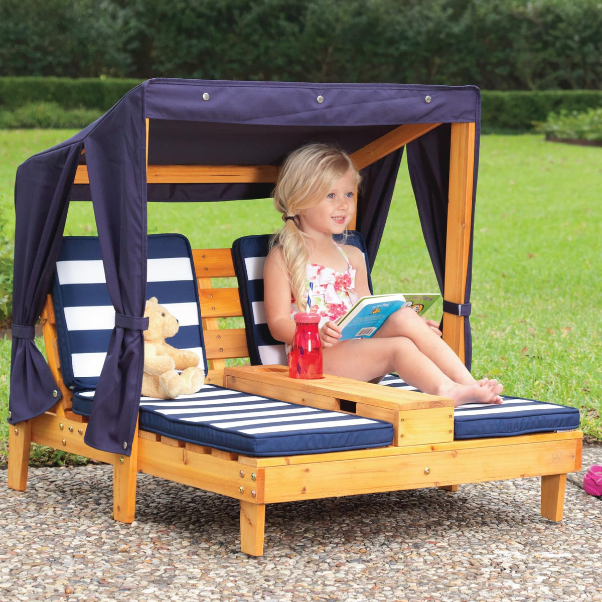 KidKraft double chaise lounge cup holders keep drinks within reach