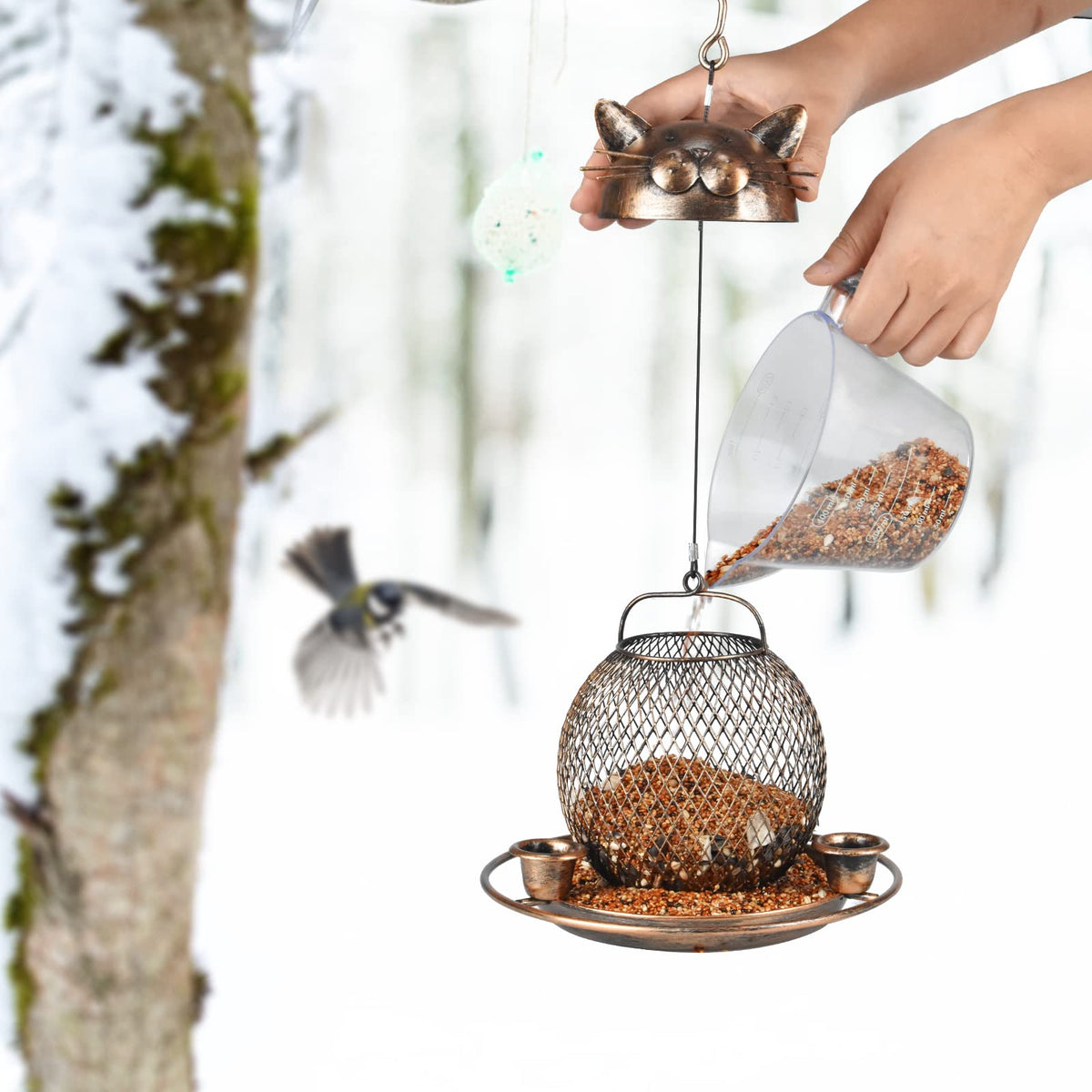 KIMCHOMERSE garden-friendly feeder doubles as decorative yard decor.