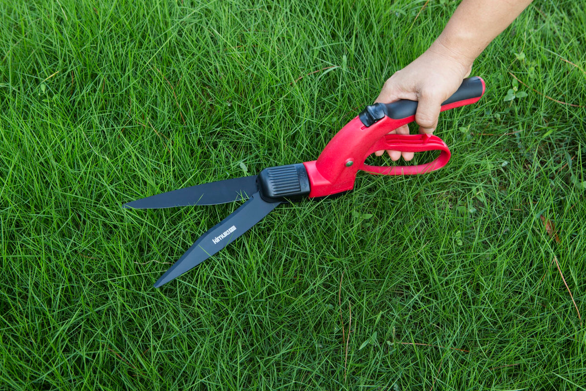 Kimura Pro Grass Shears PTFE coating minimizes sap build-up and rust.