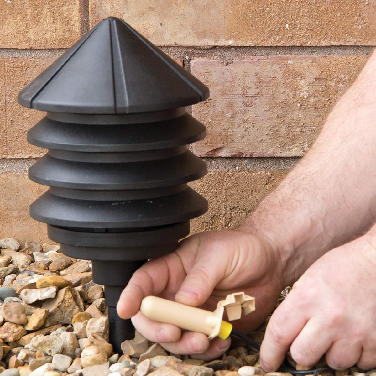King Innovation DryConn GTSR lid close-up shows easy-latch design reduces splice stress.