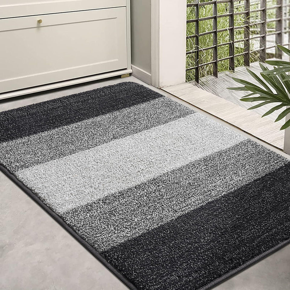 Kitinjoy gray indoor-outdoor door mat, close-up of moisture-trapping fibers.