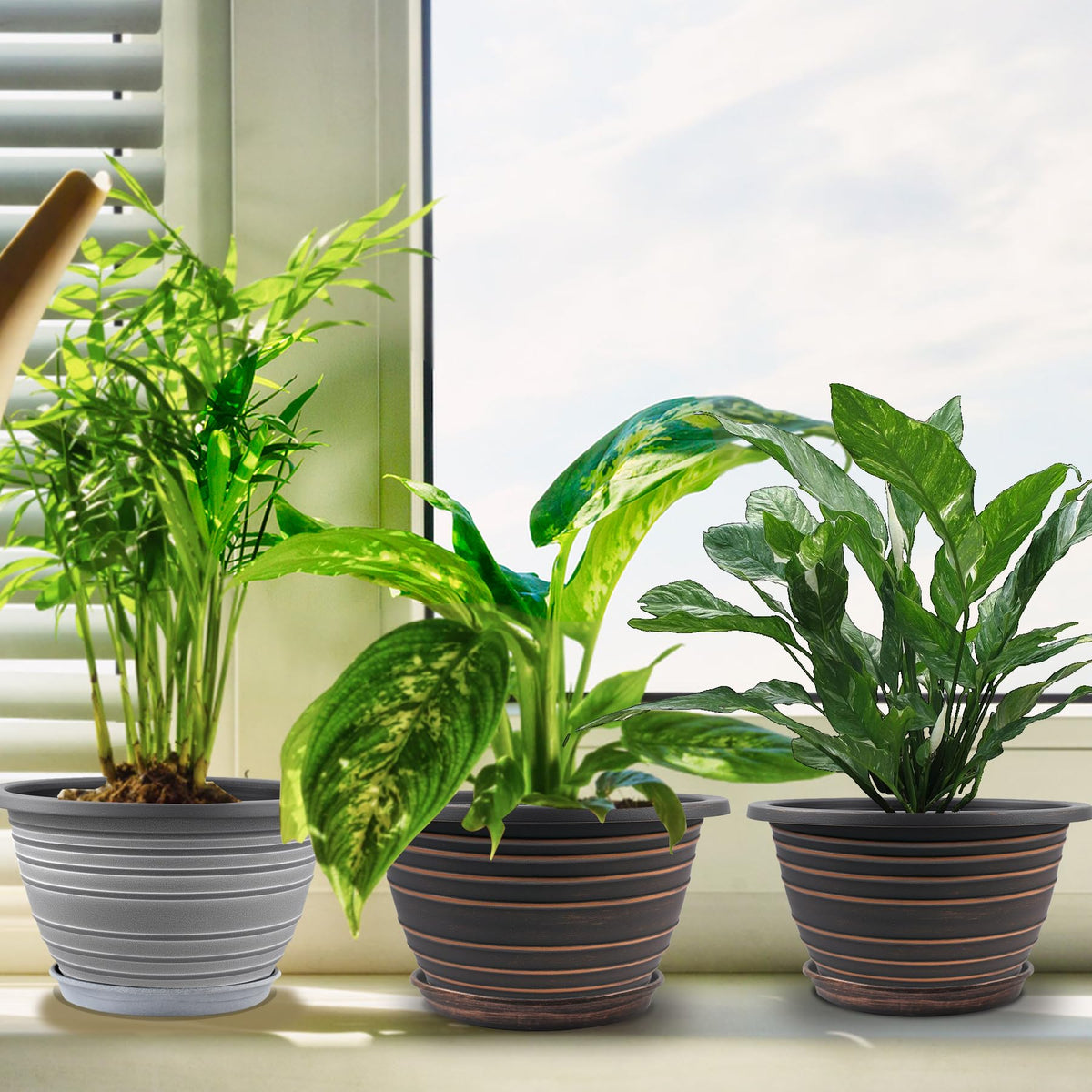KPUVX 3-pack packaging shows three matching planters with saucers.