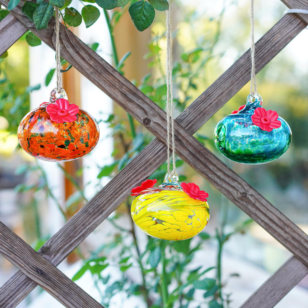 KRISININE 3.3-ounce capacity feeder supports longer visits from hummingbirds.