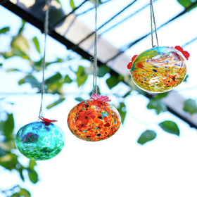 KRISININE gift-pack glass feeders provide a thoughtful present for gardeners.