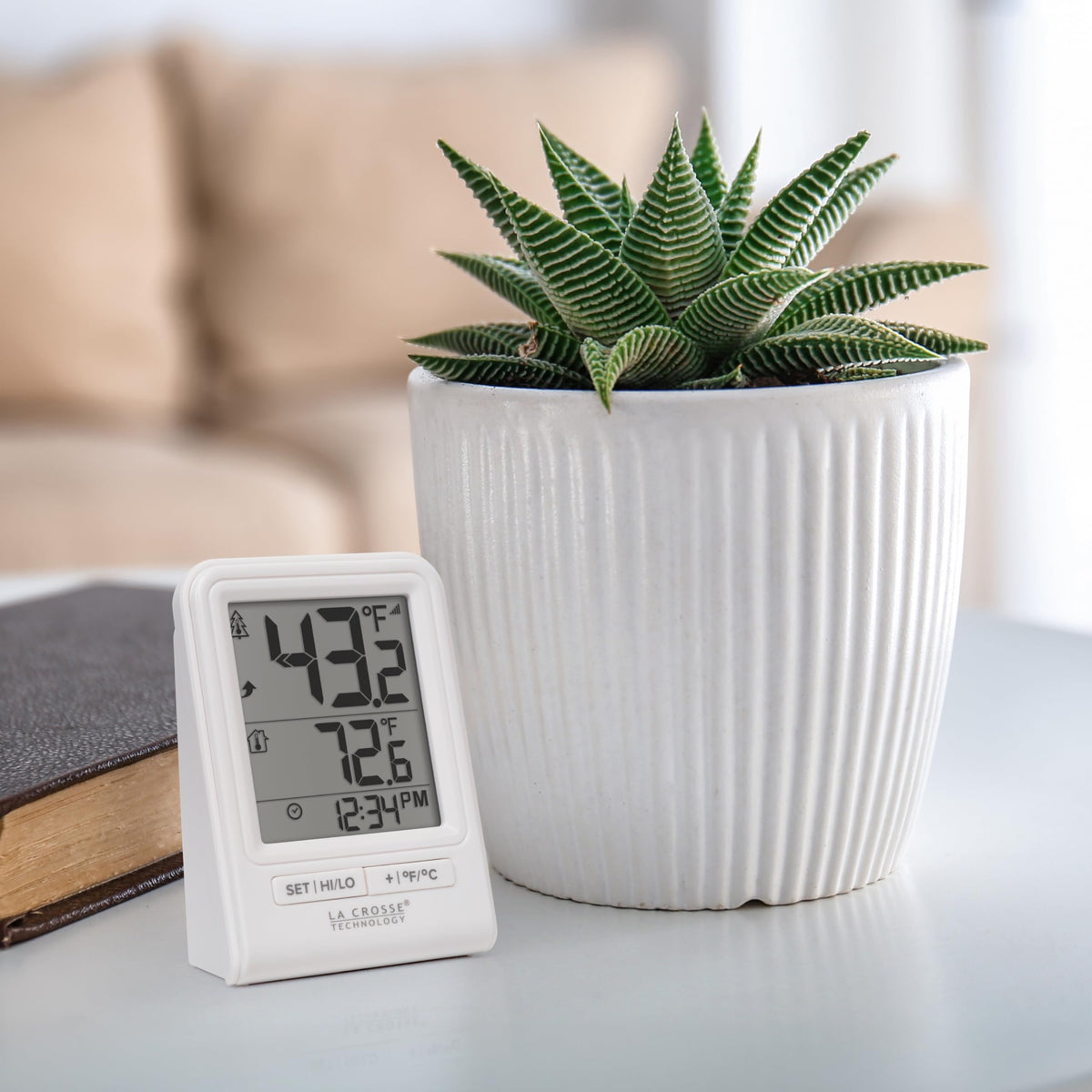 La Crosse Technology 308-1409WNH-CBP 12/24-hour time display keeps schedules aligned.