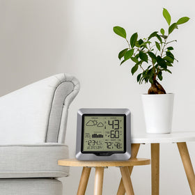 Atomic time self-sets with daylight saving for accurate time.