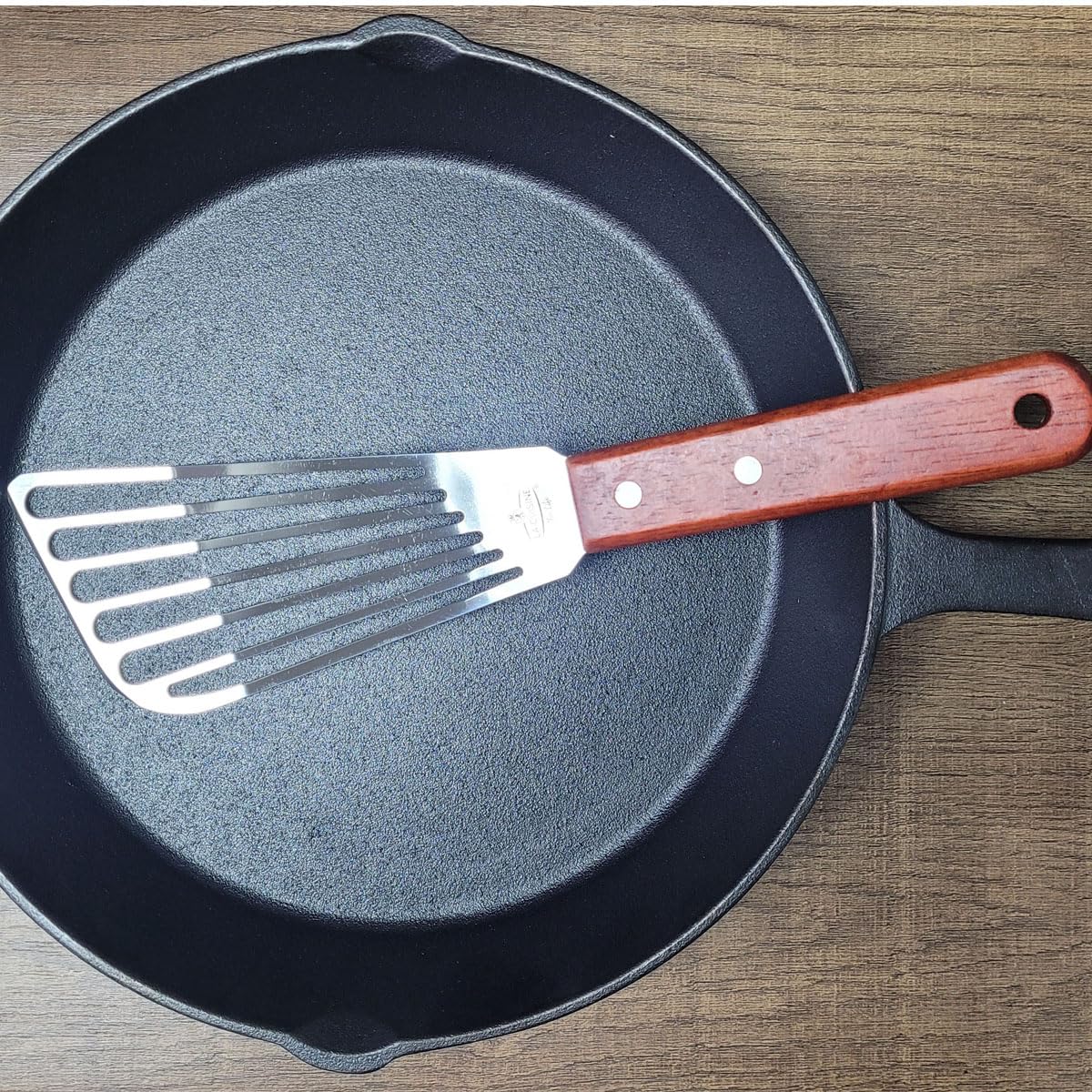 La Cuisine compact 11 inch spatula fits in standard drawer