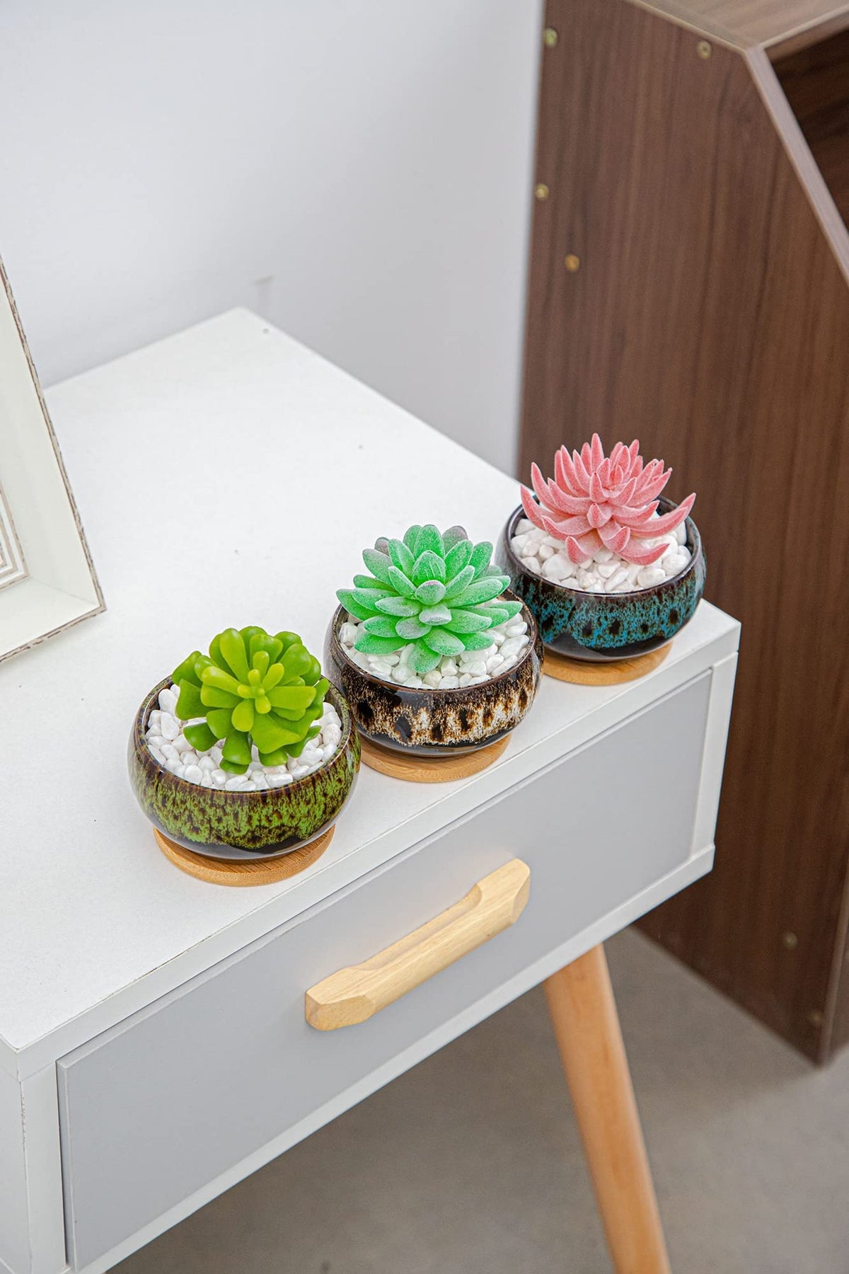 LamDawn round succulent pot sets on desks for a calm feel.
