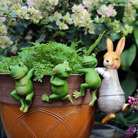 LANDOR climbing frog ornaments elevate porch and fence decorations.