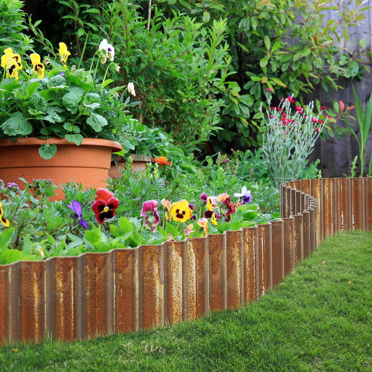 LAVEVE versatile edging for flower beds, lawns, and pathways