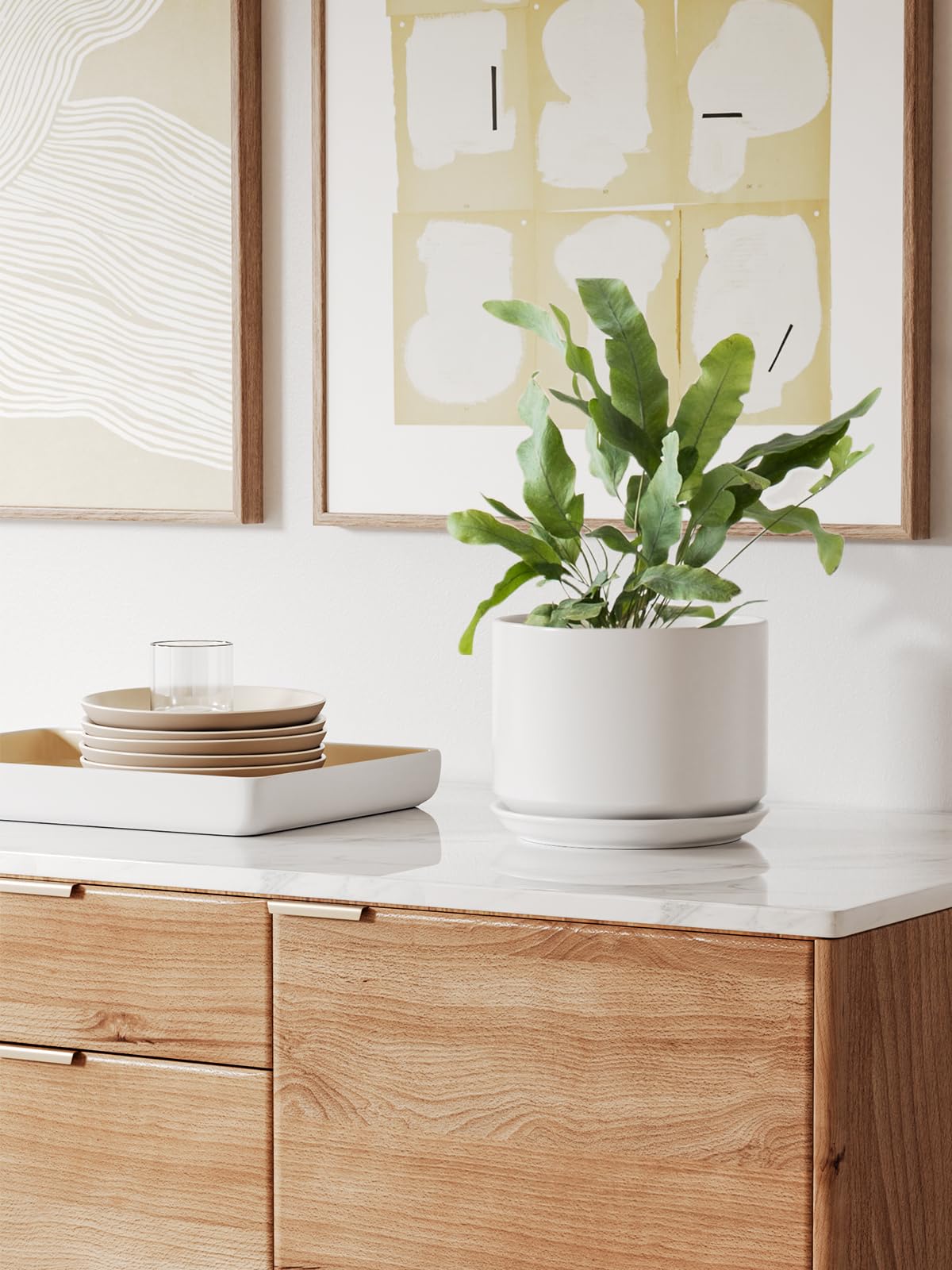 LE TAUCI 8-inch pot with a smooth surface that's easy to wipe clean.