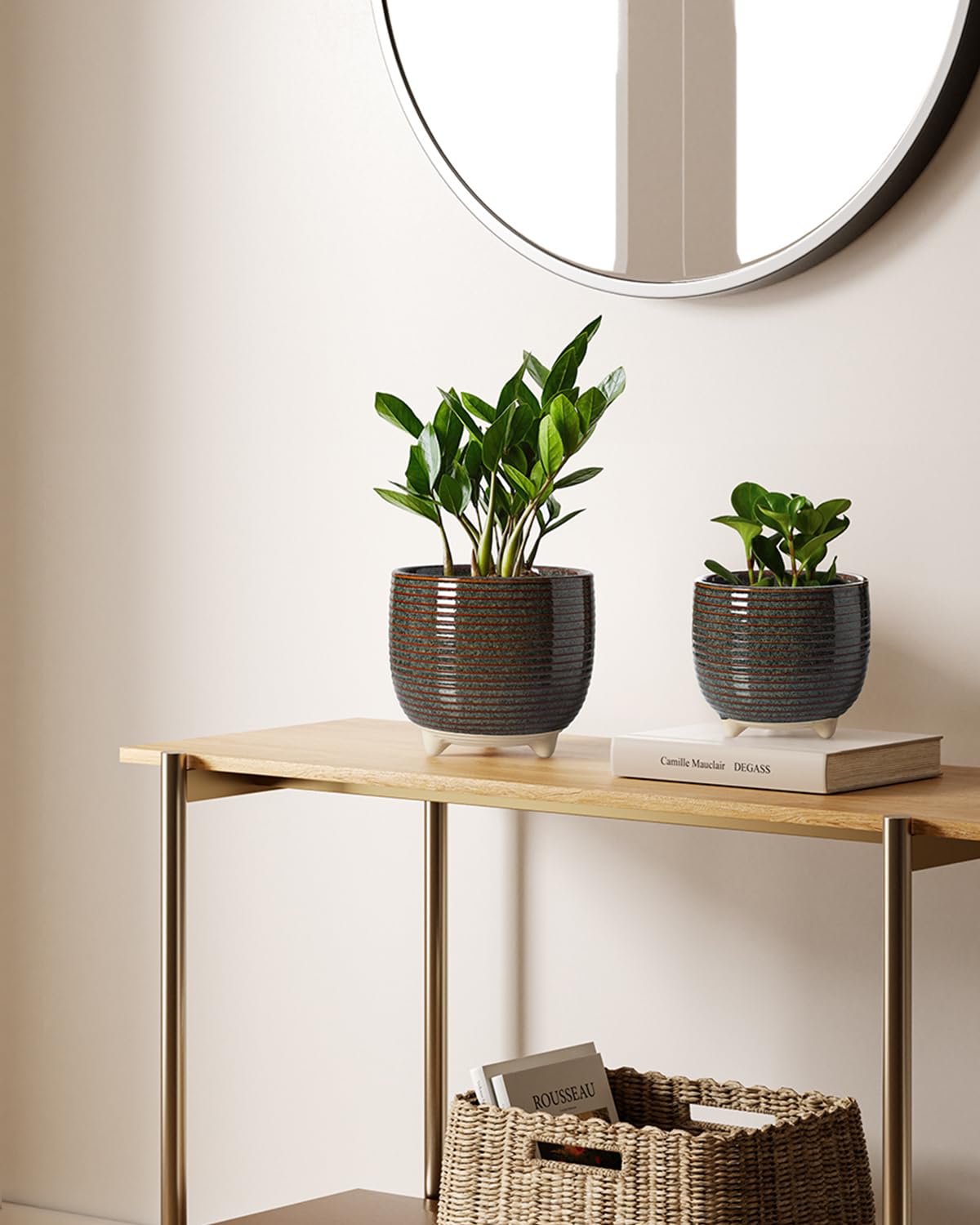 LE TAUCI smooth ceramic surface is easy to wipe clean.