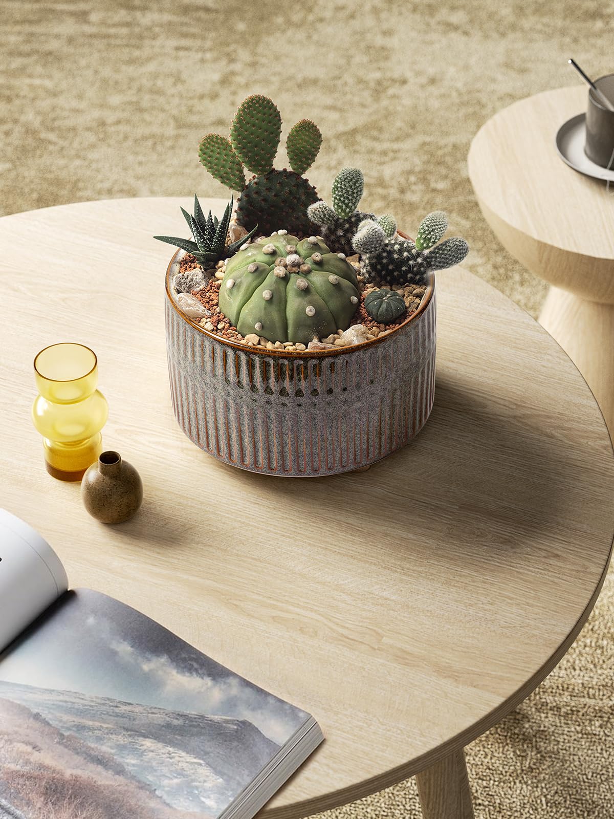 LE TAUCI footed design improves air circulation beneath the planter.