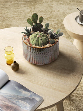 LE TAUCI footed design improves air circulation beneath the planter.