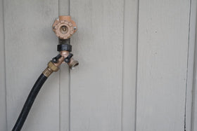 LFSEMINI brass garden hose manifold with washers for secure seals