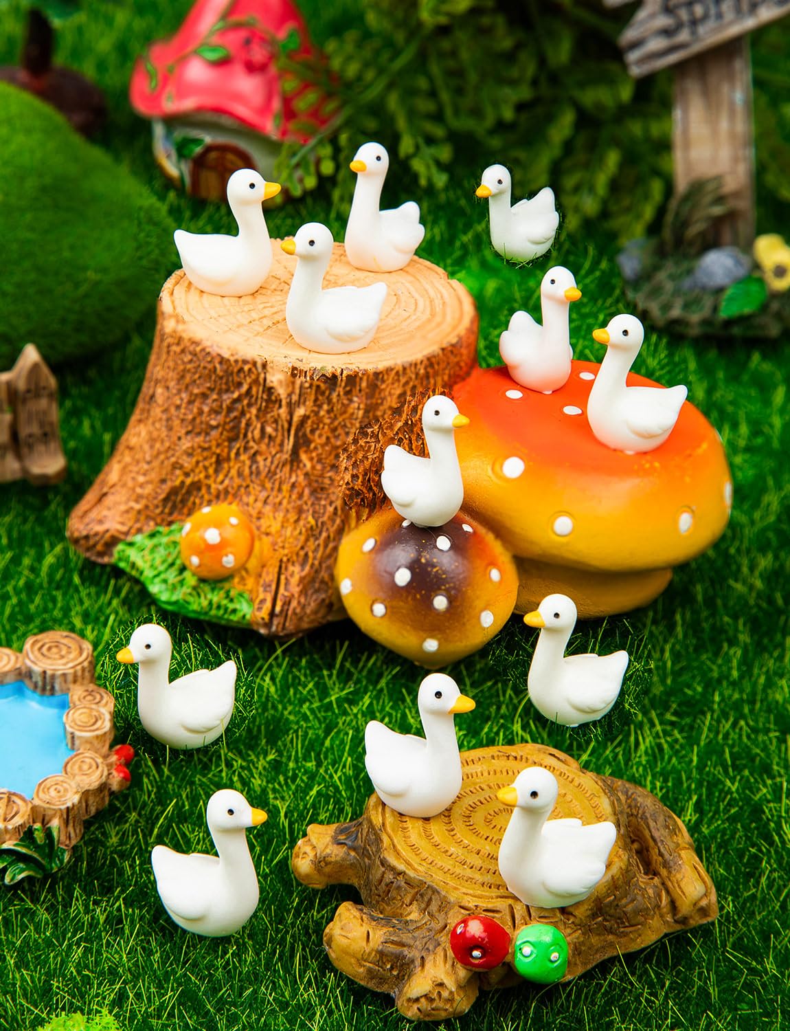 LHSYFBZ adorable goose ornament enhances micro landscapes and fairy gardens.