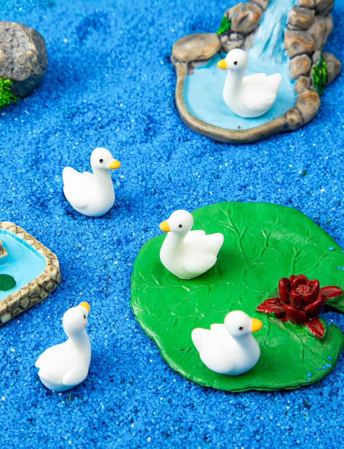 LHSYFBZ compact goose statue brightens desks and shelves.