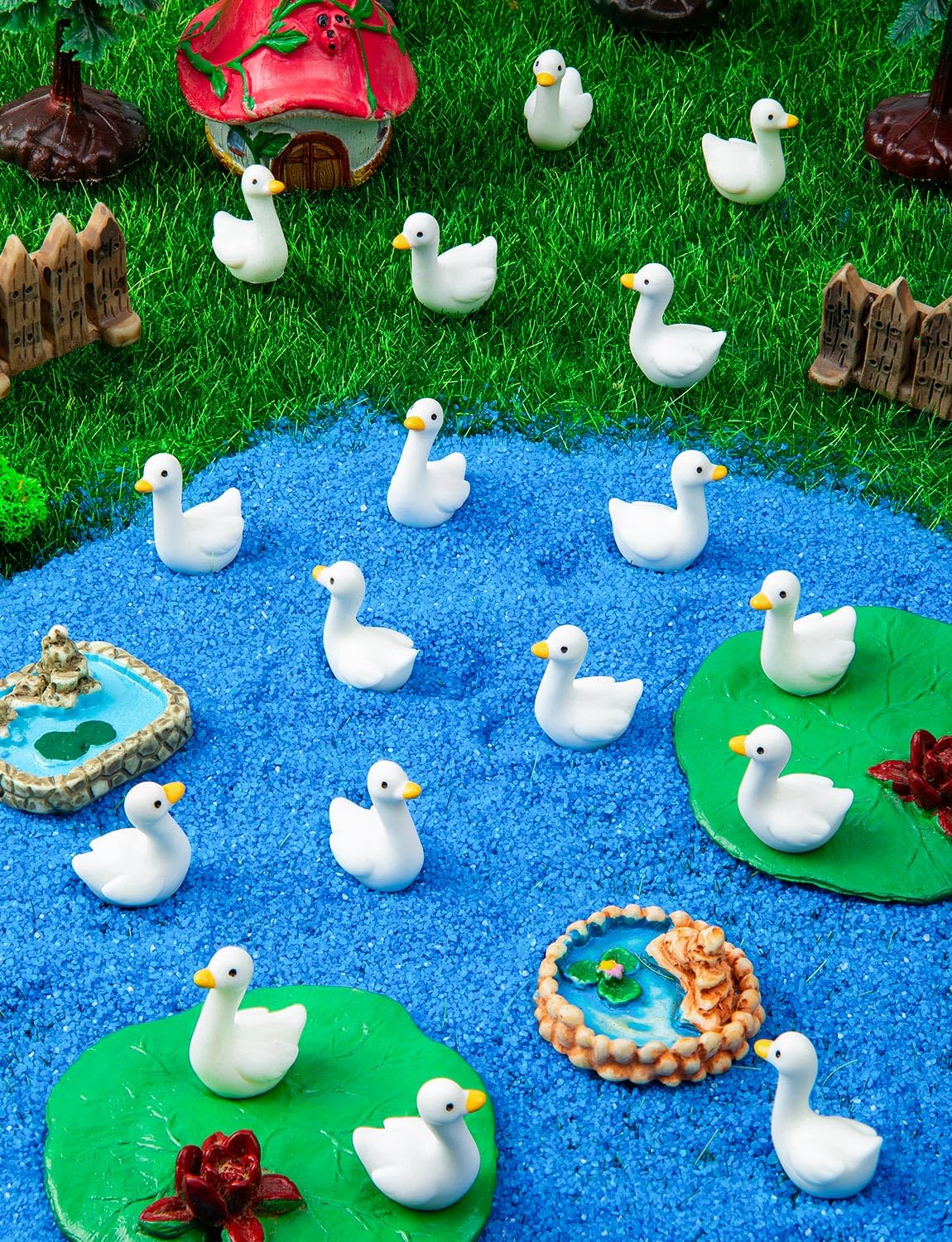 LHSYFBZ goose garden decor for terrariums and yards, durable resin.