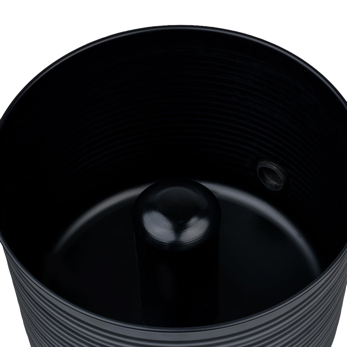 LifeSmart center stake aids organization and simplifies coil management.