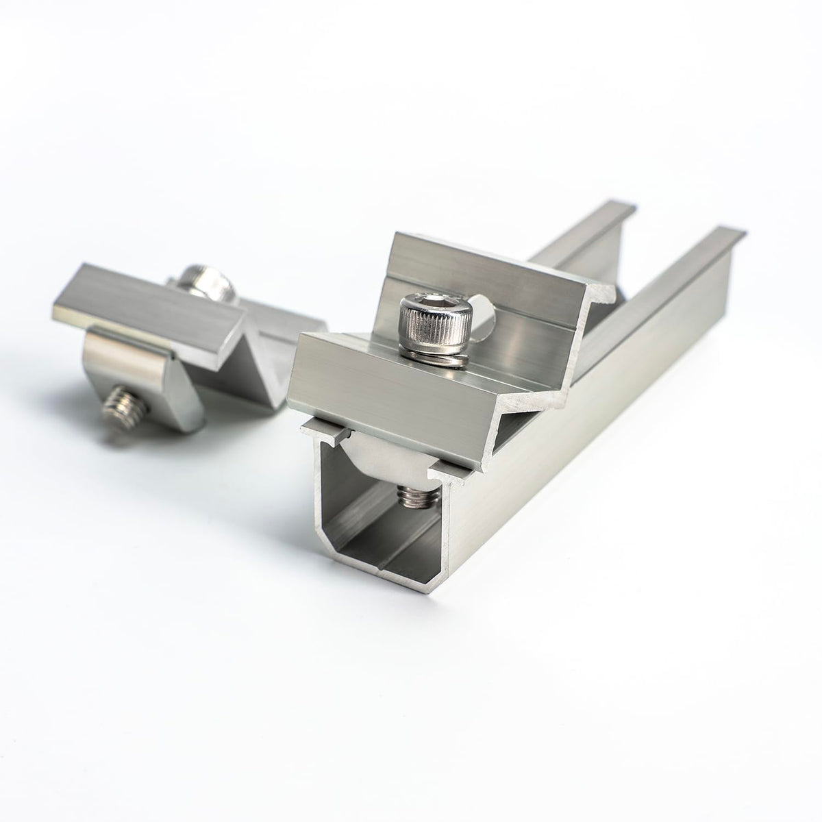 Link Solar end clamp for secure edge mounting of PV modules