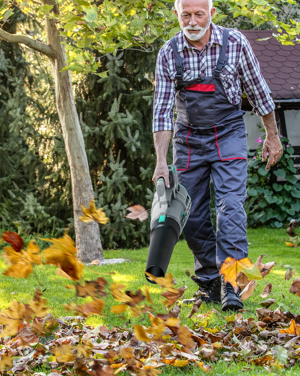 LiTHELi 4.0Ah battery supports longer runtime for outdoor cleaning.