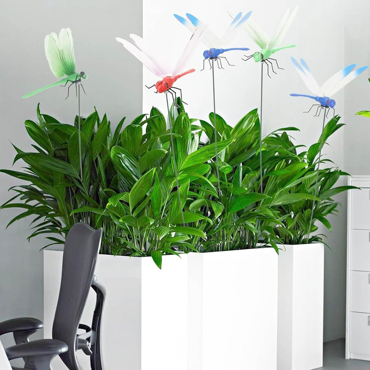Little Syohe dragonfly clip garden bed arrangement adds motion.