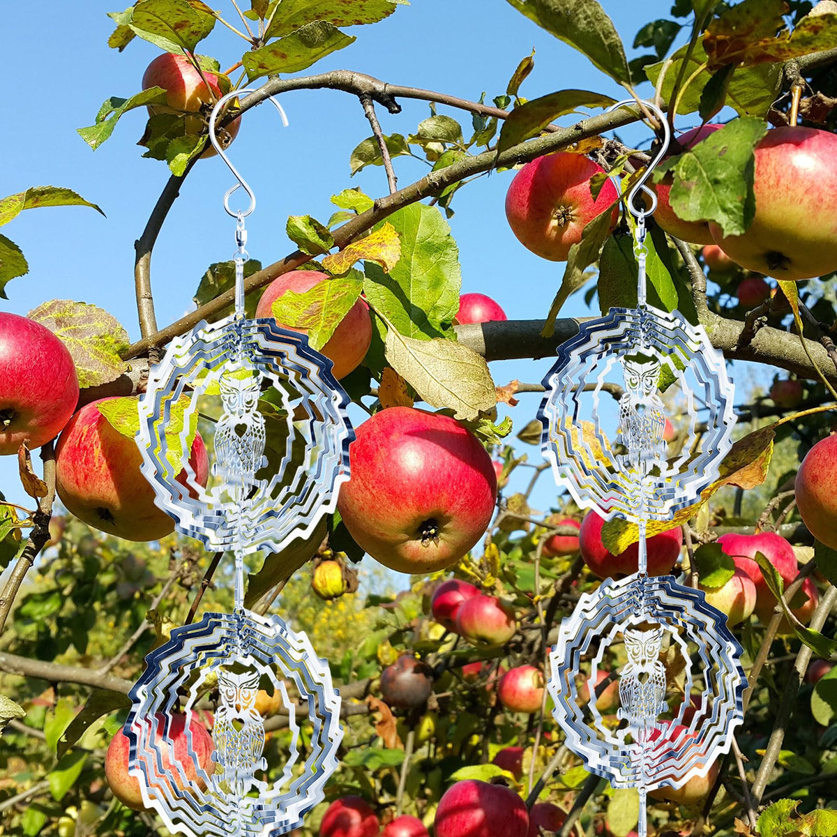 LIZOIDZSM reflective discs brighten outdoor spaces while deterring birds.
