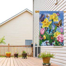 Louise Maelys burlap garden flag endures weather through the seasons.