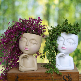LovTocTic Resin planter is small and lightweight for easy placement.
