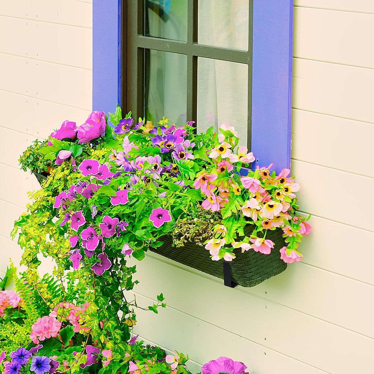 LukLoy adjustable brackets help optimize planter display and space use.
