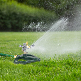 Lumzebqra heavy-duty anti-tip base keeps sprinkler steady in use.