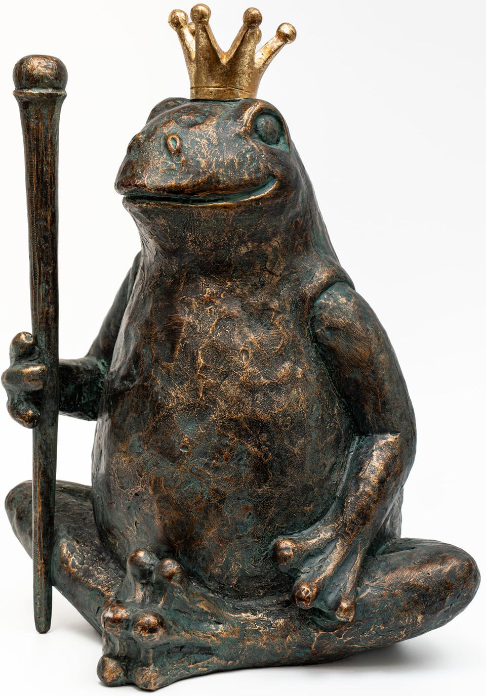Lune cle Frog Garden Statue outdoors on patio, adding timeless charm.