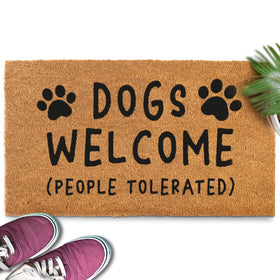 MAINEVENT dogs welcome door mat on front porch greets guests