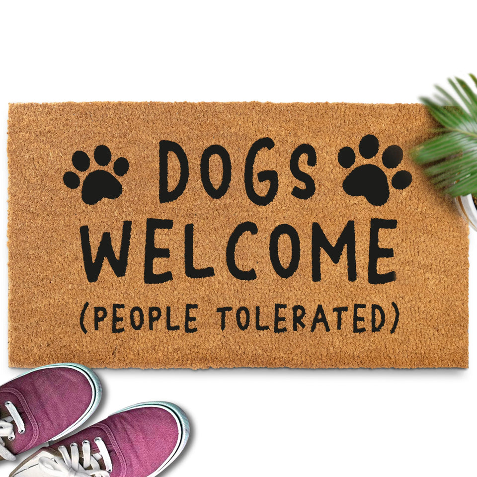 MAINEVENT dogs welcome door mat on front porch greets guests