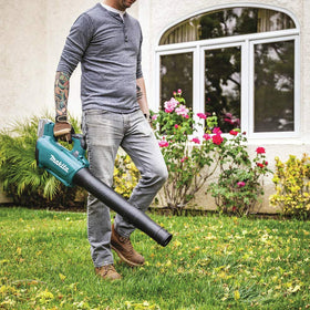 Makita XBU03Z blower weighs 6.5 lbs for easy handling