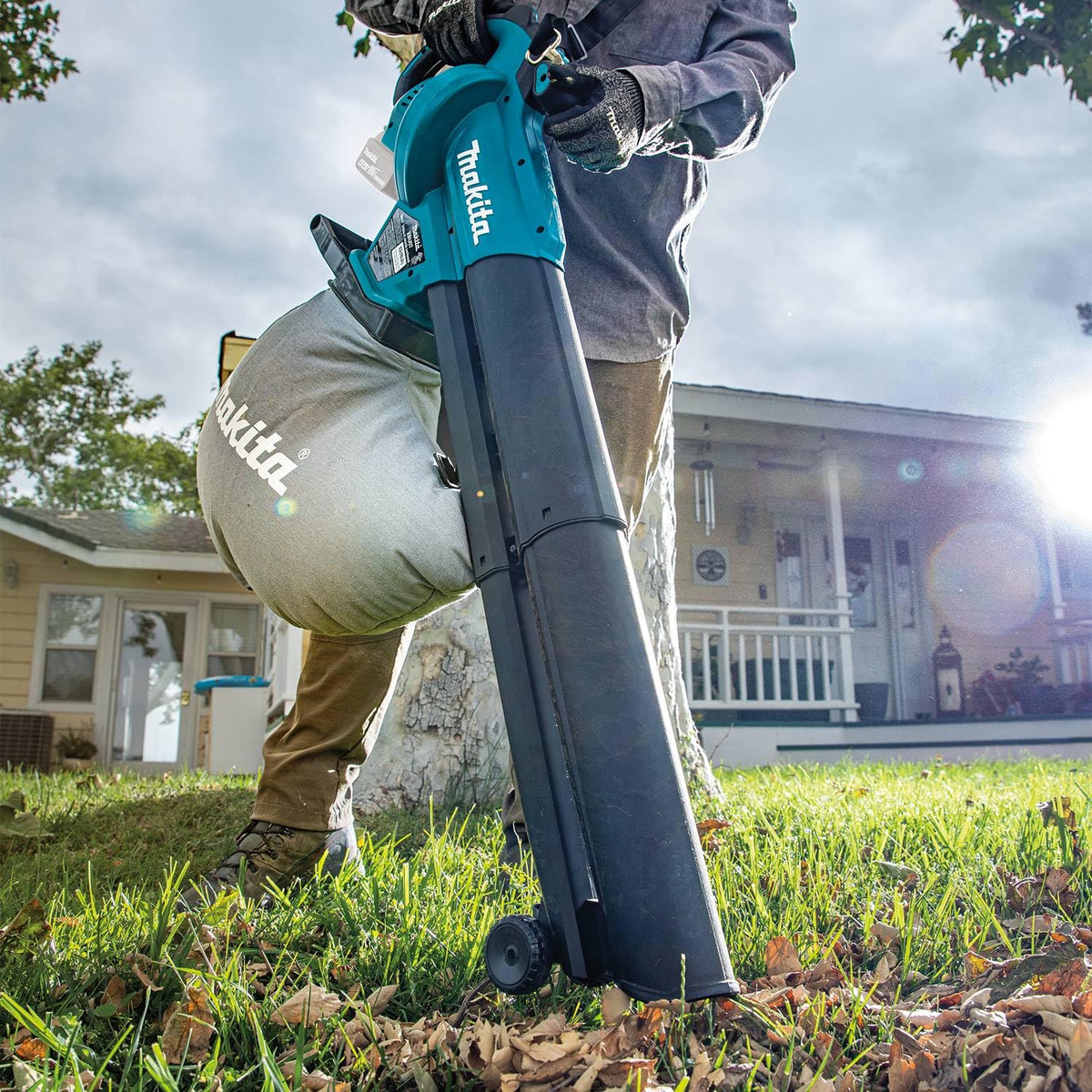 Makita XBU07Z 3-in-1 design shown for versatile cleanup.